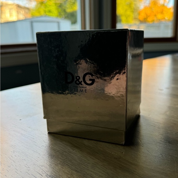 D&G GLORIA WHITE LEATHER AND CRYSTAL WOMENS WATCH DW0091 - Picture 9 of 9